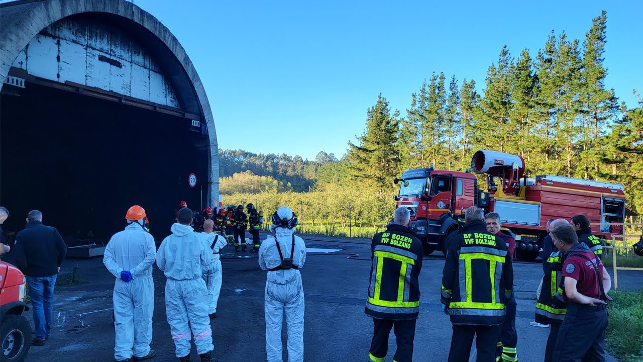 Test fire blanket for electric cars with lithium batteries