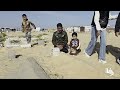 مواطنون يزورون قبور ذويهم في خان يونس جنوب قطاع غزة في صباح عيد الفطر المبارك