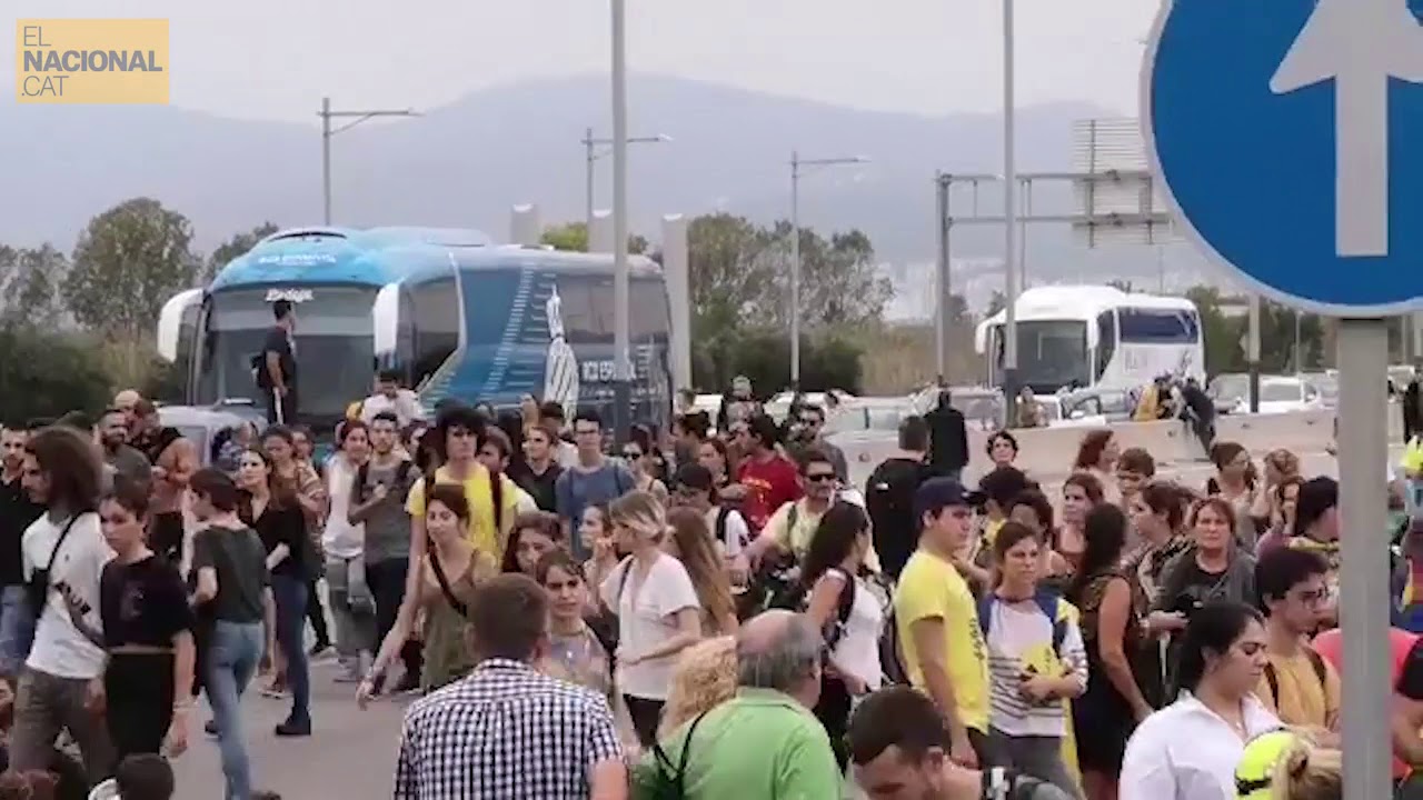 santi vila el nacional L'autocar de l'Espanyol, parat a l'entrada de l'aeroport