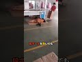 中国の工場作業員　床で寝る