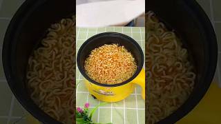 how to ACTUALLY eat instant noodles? #instantnoodles #food #funny #fail #howto