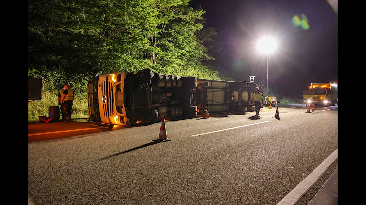 Schwerer Lkw-Unfall bei Nacht: Lebensmittel-Transporter kippt auf der A7 um