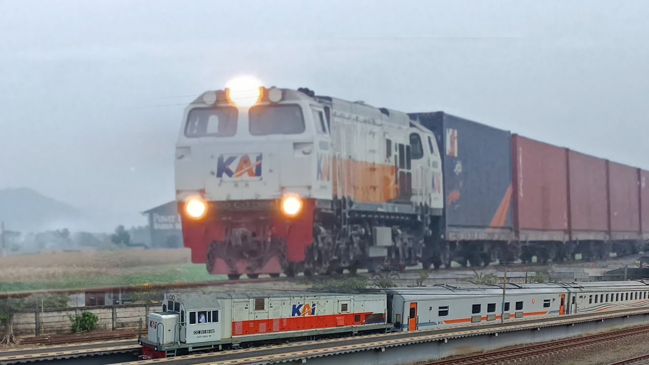 BANYAK BANGET KERETA API YANG MELINTAS ‼️ Kompilasi 20 kereta  pagi sampai siang stasiun Weleri