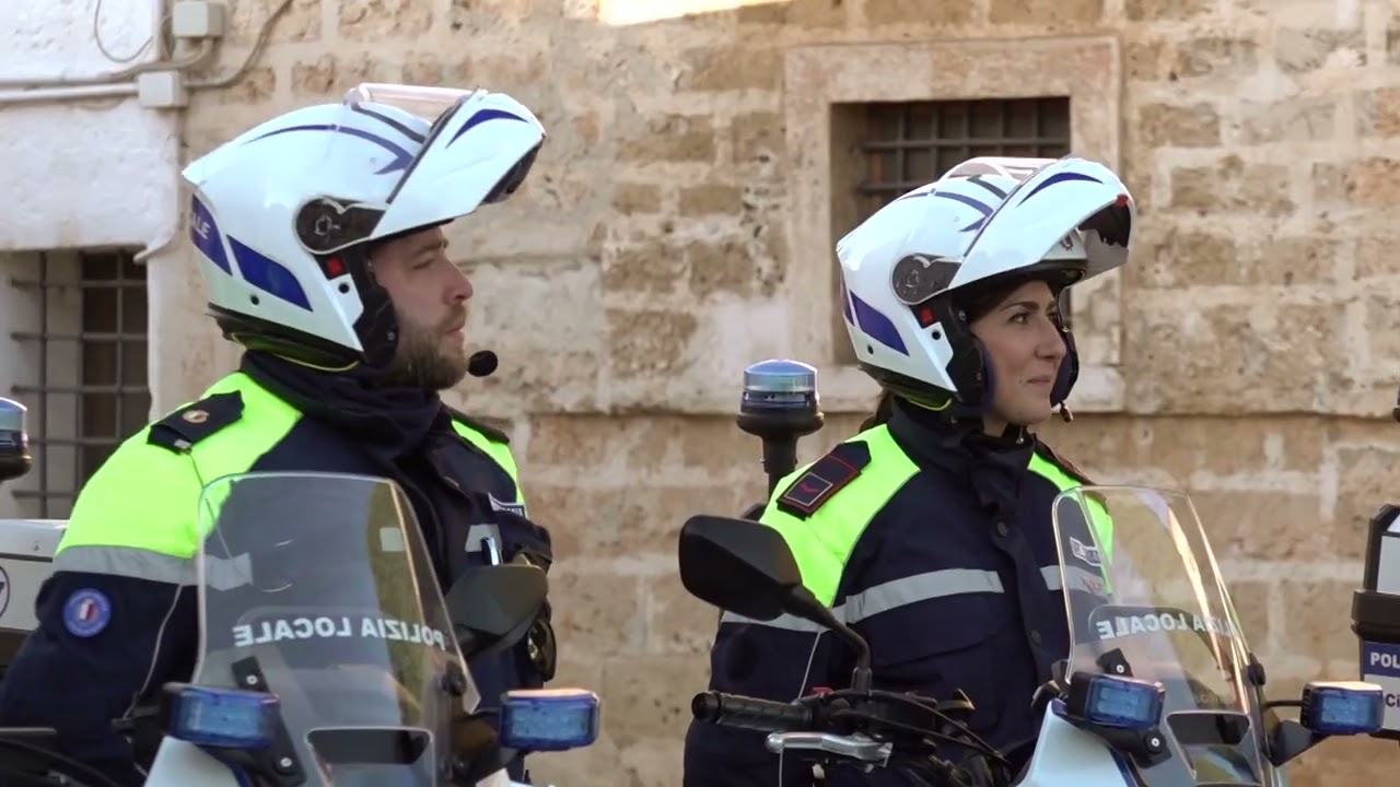 Bari, 14 nuove moto per la Polizia Locale: la benedizione a Japigia. “In arrivo anche 36 auto”