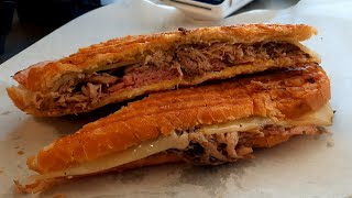 Respondiendo preguntas: (sandwich cubano)