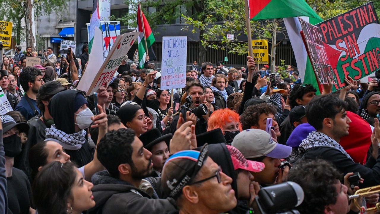 Leftie actress joins hundreds of ‘feral’ protesters to call for Netanyahu’s arrest