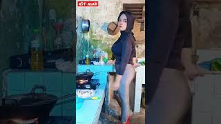 PAKE LEGGING GLOSSY SAMBIL MASAK DI DAPUR