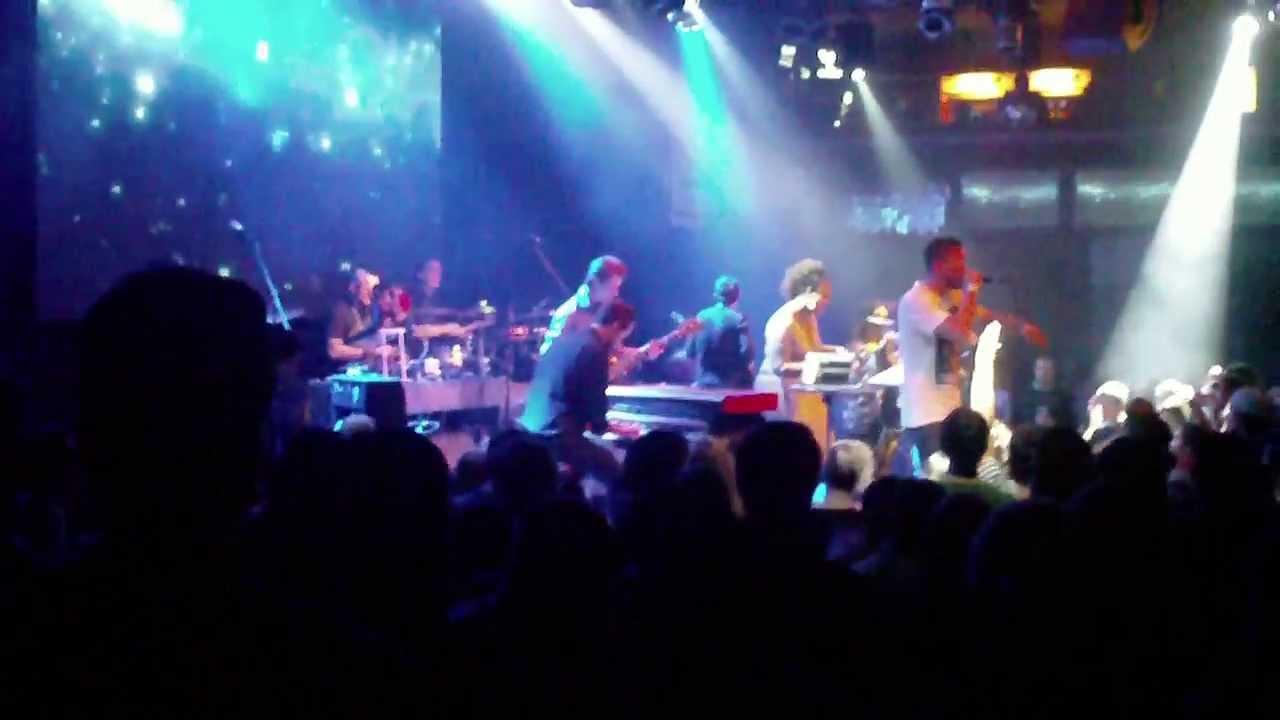 ANDROID ASTEROID feat. DJ VADIM & YARAH BRAVO [LIVE IN PRAGUE]