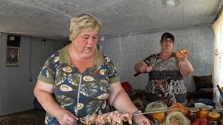 Друзья приехали в гости. Жарим шашлыки и собираем урожай.