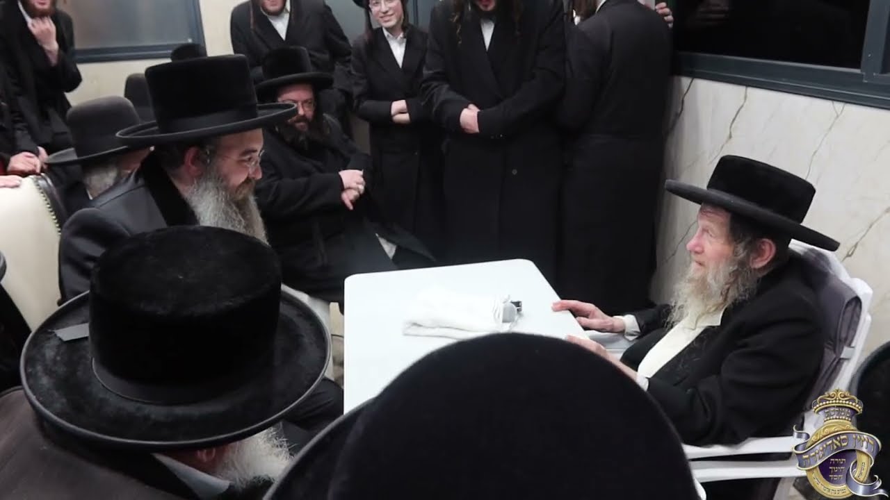 האדמו"ר מסאדיגורה בניחום אבלים אצל האדמו"ר מלעלוב ניקלשבורג על פטירת אחיו האדמו"ר מהרי"ד מלעלוב זצ"ל
