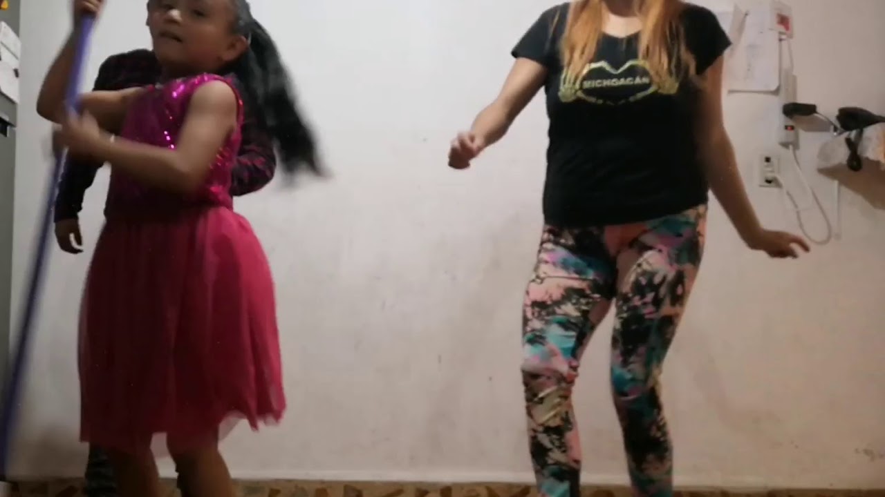 Tina + Tin Alondra baila con la escoba YouTube