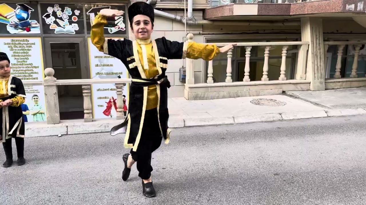 Oğlanların süper rəqsi😍 070 281 50 81