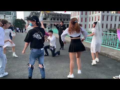 Màn cầu hôn bất ngờ đầy lãng mạn