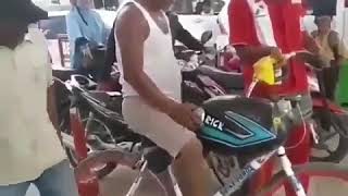 Sepeda isi bensin di Pom Bensin