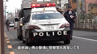 違反とは関係ないグラサン男が現れ警察官も苦笑い！！！パトカーの目の前で警報音が鳴り始めた踏切を強引に突破したゾロ目ミニバンが遮断踏切立入り違反で検挙される瞬間！！！