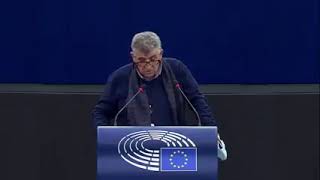 Intervento in Plenaria dell'europarlamentare Pietro Bartolo sulla situazione al confine con la Bielorussia. 

La disperazione di queste persone intrappolate come degli animali al confine con la Bielorussia l’ho vista con i miei occhi, poche settimane fa.
Per questo mi aspettavo parole di condanna nei confronti di Stati membri che respingono, maltrattano e negano anche i diritti di base a queste persone. Invece, abbiamo sentito solo parole di sostegno incondizionato verso questi Stati di fronte alla "minaccia" da parte della Bielorussia. Una minaccia che in fondo non troverebbe riscontro se non fossimo cosi' spaventati da migranti e richiedenti asilo.
La Commissione dal suo canto propone l’articolo 78.3, con misure che danneggiano ulteriormente persone inermi e mettono a rischio l'accesso alla protezione internazionale.
Per questo, nel mio intervento di ieri in plenaria ho chiesto alla Commissione di assumere davvero il ruolo di difensore dei Trattati a favore della #solidarietà, di agire in difesa della Carta dei diritti che oggi viene continuamente calpestata ai nostri confini, di agire finalmente in difesa delle persone