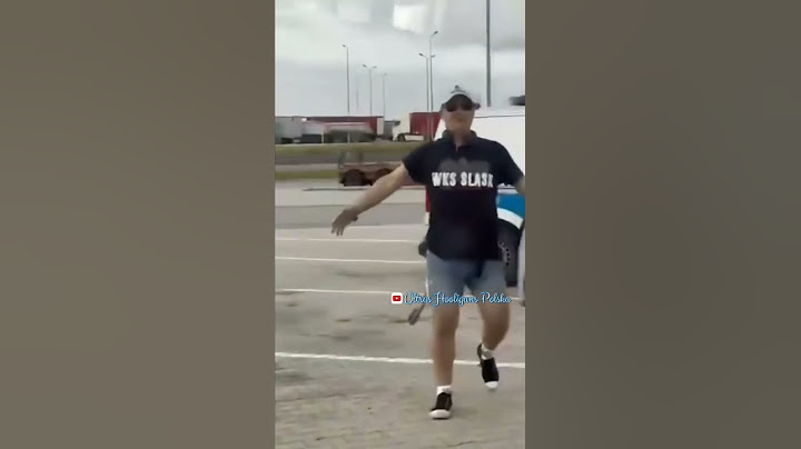 Kibic Śląska gada z Policja