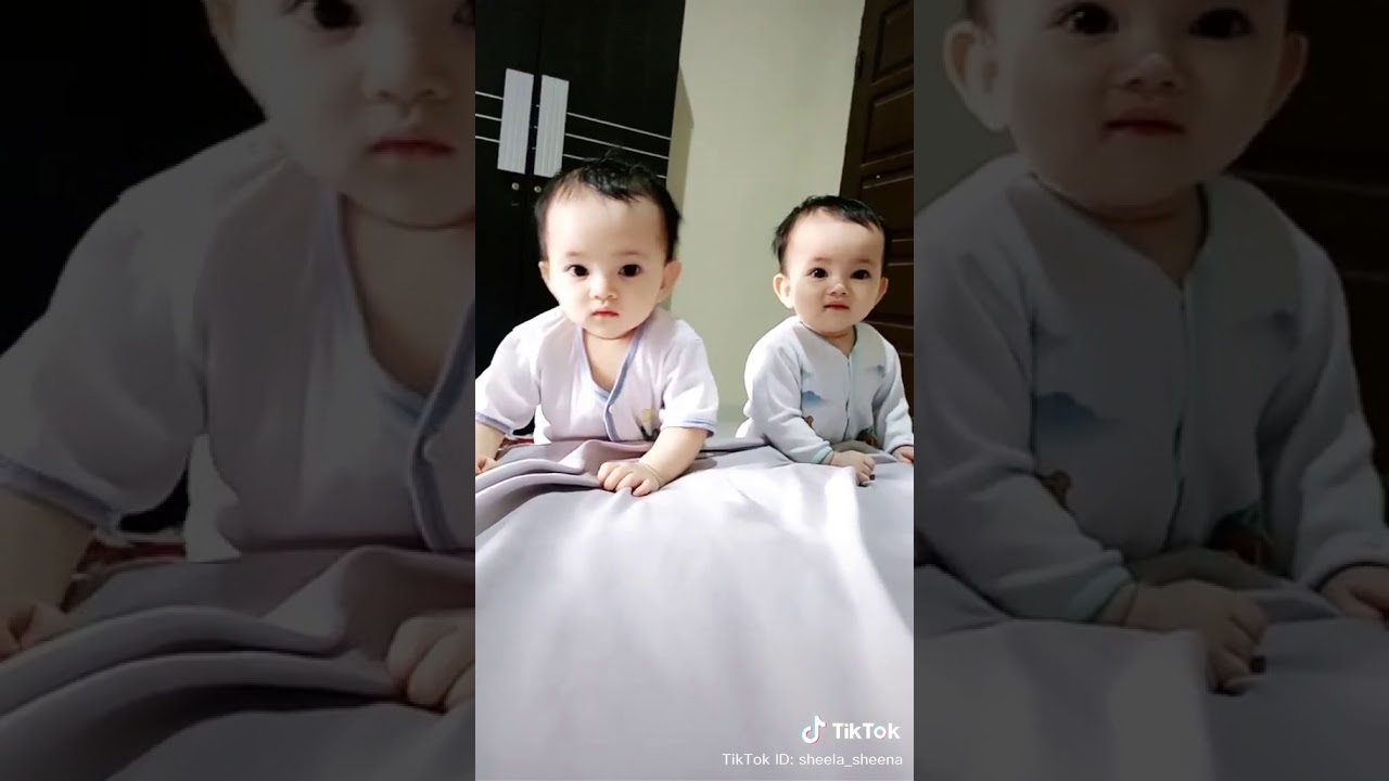 Anak kecil bayi kembar dan lucu 