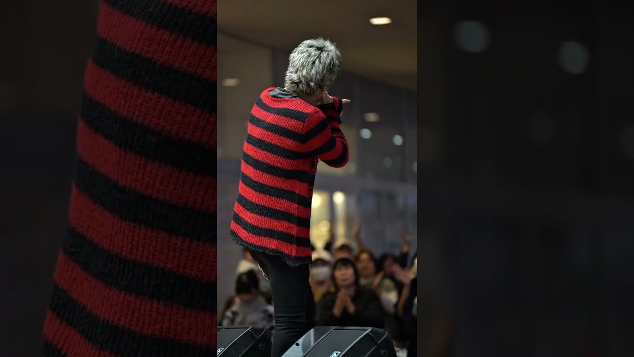 ガンジーのススメ。っていう曲で人々が踊る。