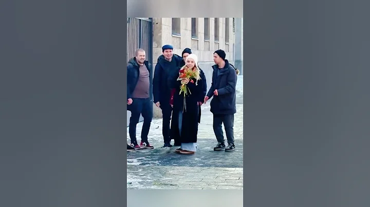 Giving flowers to strangers #flower #foryou #happy #surprise #tiktokusa #roses