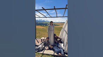 Dylan Wang and the cast of 