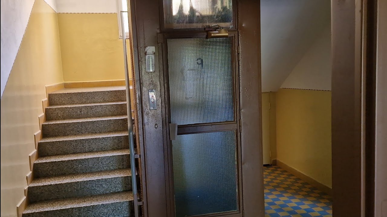 Schöner fast originaler alter Transporta Aufzug ohne Innentür (Nice almost original Transporta lift)