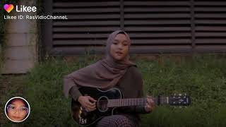 Wanita Cantik hijab bermain gitar,Cantik pula