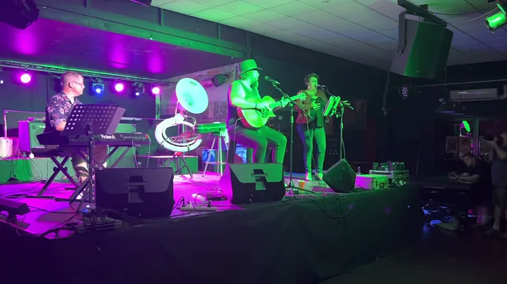 Mile Elrington Live - She dont want nobody to love...