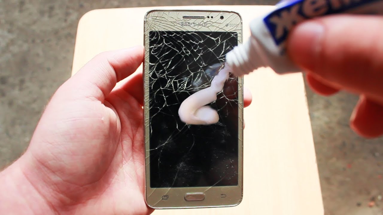 Треснул экран что делать. Разбитые телефоны. Разбит экран телефона. Трещина на телефоне. Разбитый дисплей.