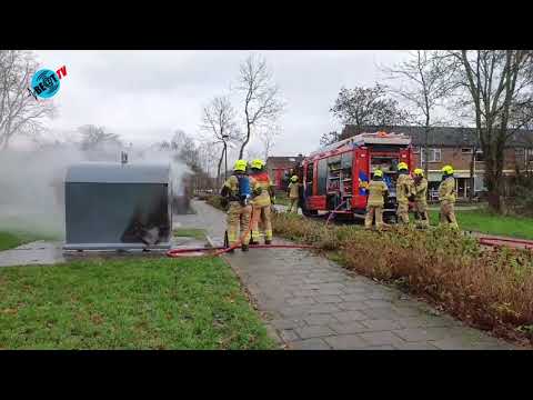 Kledingcontainer in Heiloo in brand door vuurwerk (28 december 2021)