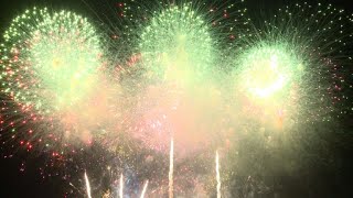 Torre Eiffel celebra 14 de Julho