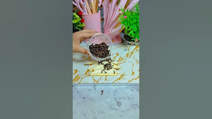 Put cloves on the banana, the bay leaves, and the cinnamon #shorts