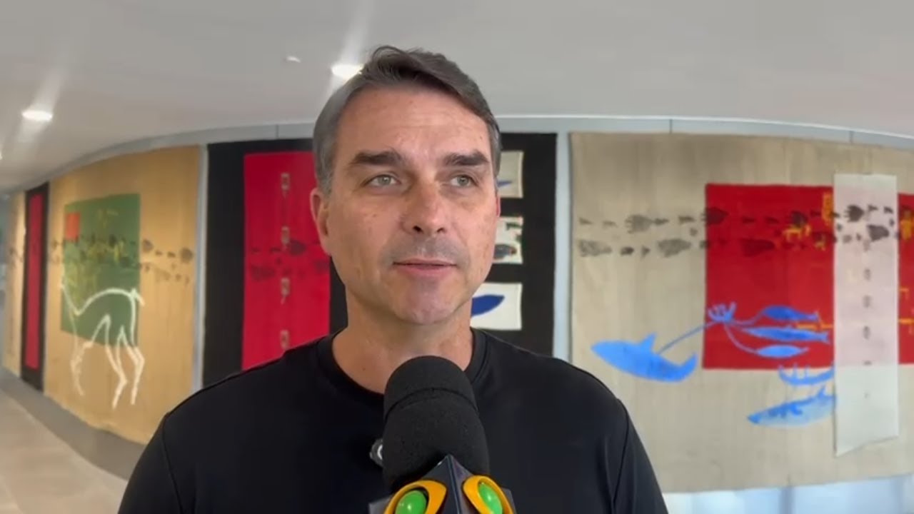 Flávio Bolsonaro sobre Lula não ir ao Chile: 