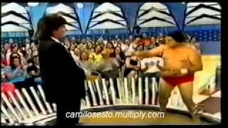 Camilo Sesto enfrenta a un gran luchador de Sumo