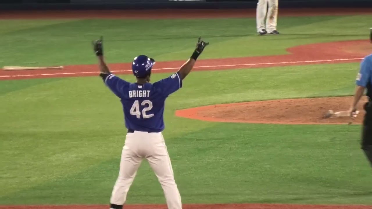 -2025.08.30-【NPB】11回表 ブライト健太 塁上で雄叫び！ 激闘を制するタイムリー打にベンチ総立ち！ 中日ドラゴンズ（vs横浜DeNA）