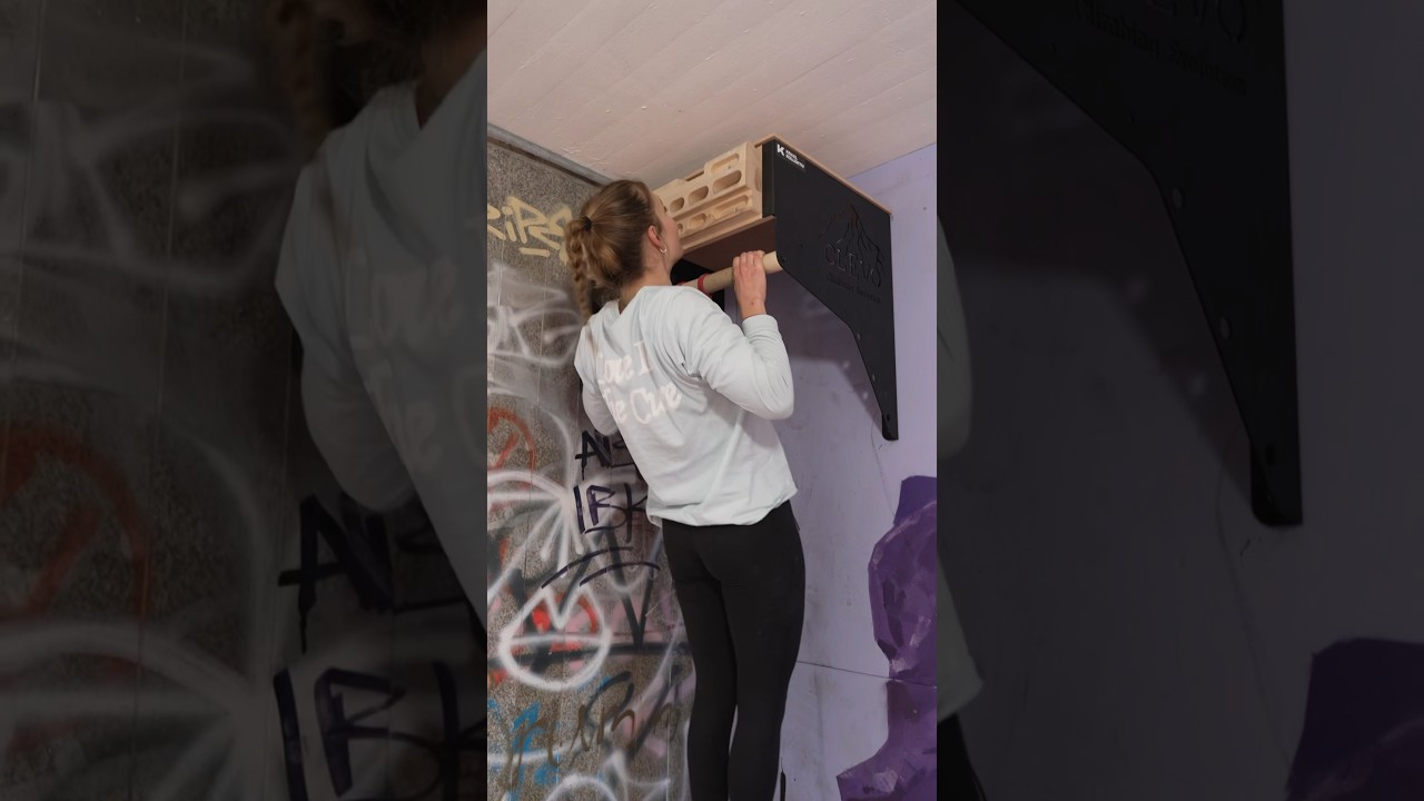 With our CLEVO Wall you can easily do supported Pull Ups with bands! 👀