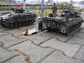 Mini Bundeswehr an der Mini Tankstelle