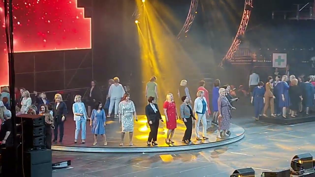 Флэш-моб директоров  на Минск-арене! Это завораживает и окрыляет! 💙💚💛Пусть миром правит любовь! 💕🌍💕