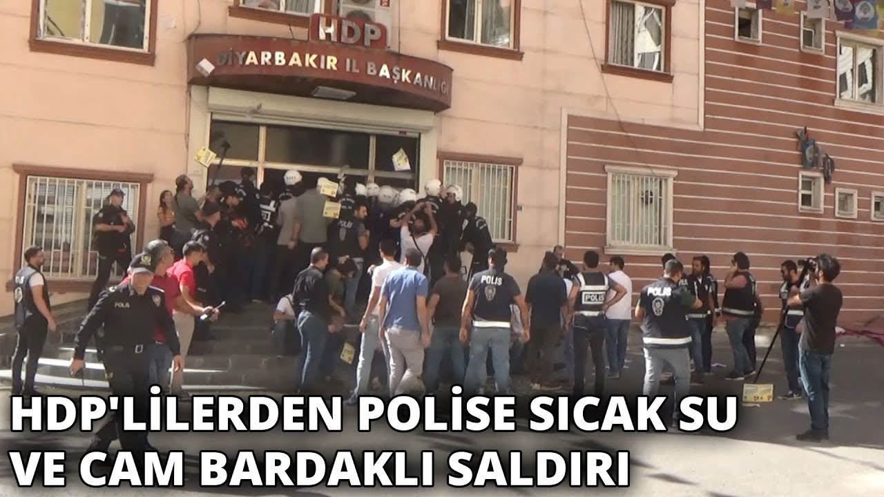 Vekillerin de olduğu HDP'lilerden polise sıcak su ve cam bardaklı saldırı