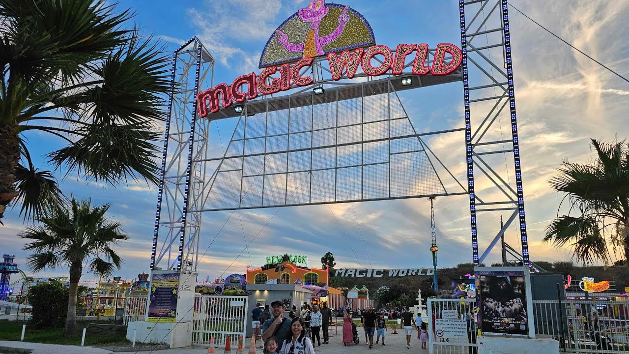 Cả nhà đi khu công viên giải trí MAGIC WORLD ở Hyères,  nhiều trò chơi vui nhộn đủ mọi độ tuổi .