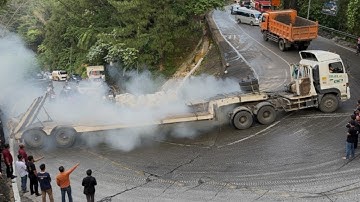 Luar Biasa Tersiksa, Drama Terburuk Truk Trailer Hino Terjebak Total di Tanjakan Sitinjau Lauik
