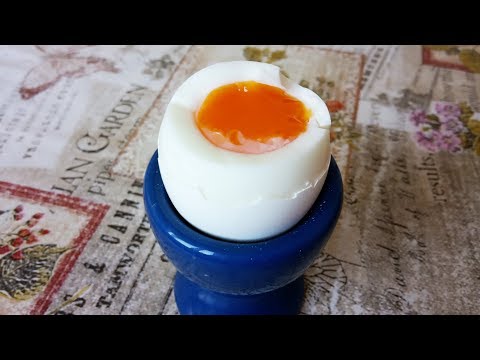 Вопрос: Как почистить яйцо всмятку?