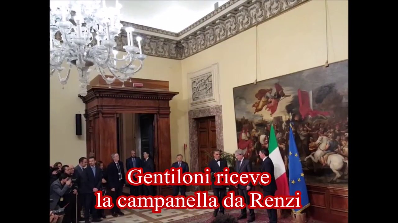 Gentiloni riceve la campanella da Renzi - YouTube