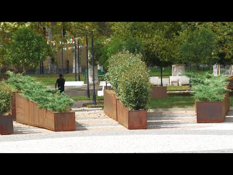 ოზურგეთში კუბოს ფორმის საყვავილეებს ცვლიან | რატომ იწუნებს ქალაქის მერი თავისივე შერჩეულ პროექტს
