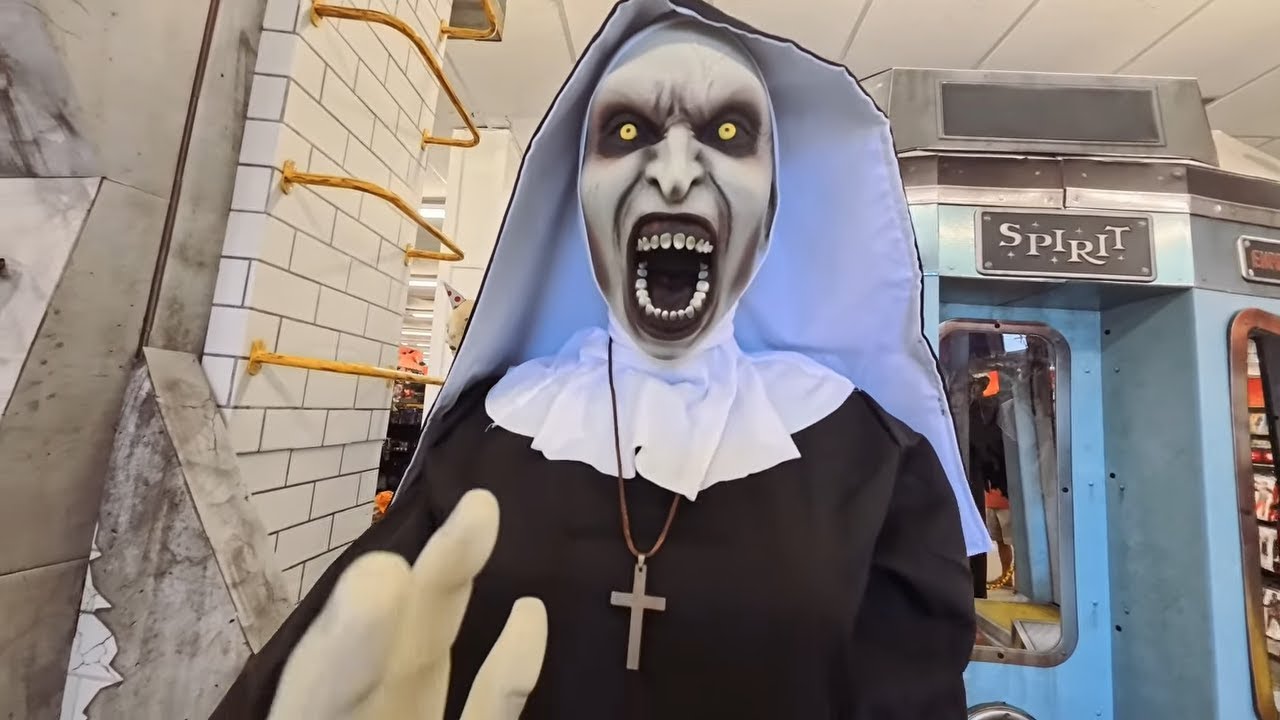 Spirit Halloween Party Animatronics, Crowds & Halloween Store Fun 🎃