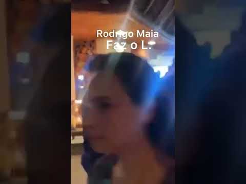 Rodrigo Maia é chamado de Ladrão em restaurante e sai fazendo o L