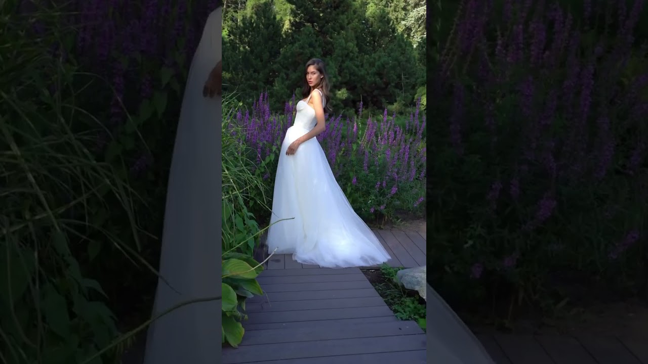 Embrace contemporary elegance with our minimalist A-line wedding dress by Papilio Boutique! 👰✨