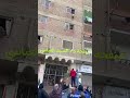 طفل يسقط من أعلى البناية انظر كيف تم انقاض الطفل من السقوط 