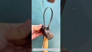 Un truco de herrero: Cómo fijar un martillo sin clavos ni pegamento