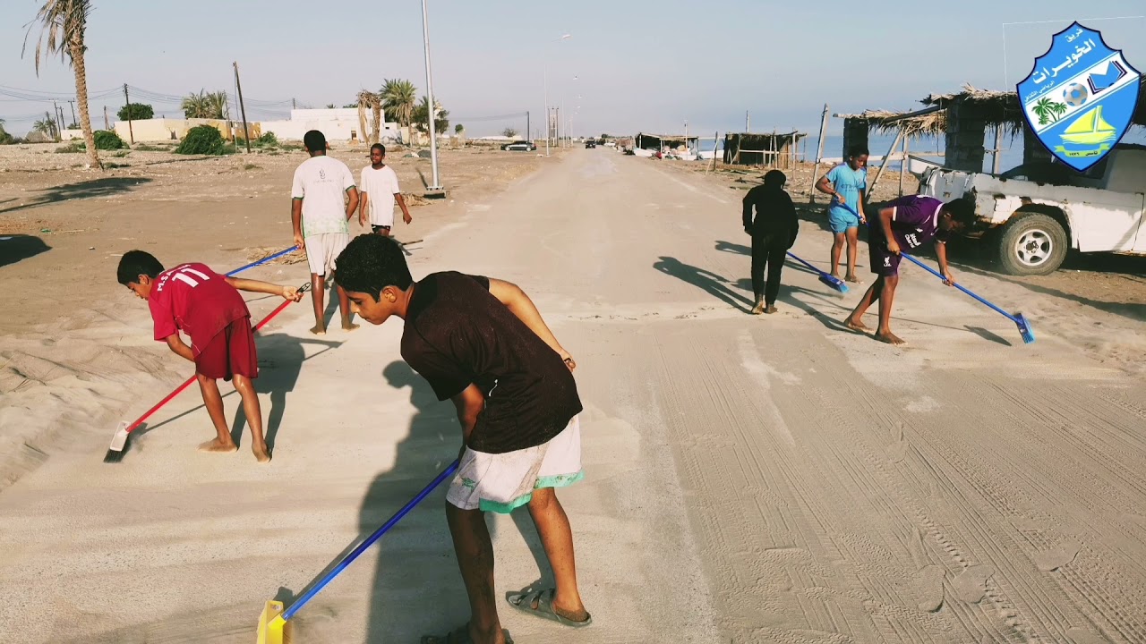 فريق الخويرات التطوعي أثناء تقديم يد العون في فترة إعصار شاهين